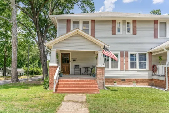 Updated historic 3b1.5b house minutes from old downtown w/ deck & work space