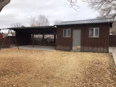 Mystic Manor Monroe 4 Bed Farm House- 10 min walk to Hot springs Отели в г. Монро