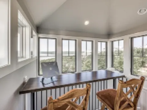 Carlton Landing. Large lakeview family home. Close to pool, pickleball & tennis!