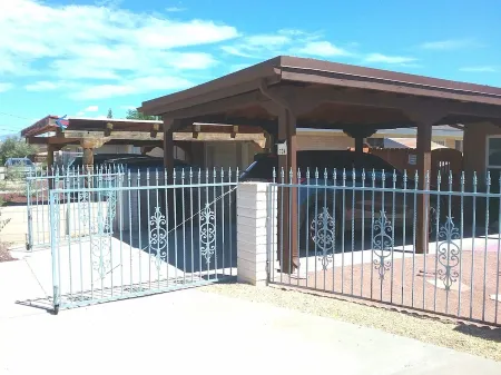 Secure carport, amazing Views and Reviews!  Private suite with patio. Отели рядом с достопримечательностью «Альбукерке Ботаникал Гарден»