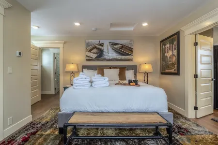 Rose Street Retreat- 2 blocks from downtown- Dog Friendly