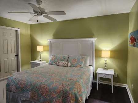 Cozy King Condo on True Blue Golf Club steps from pool hot tub + State Park Pass