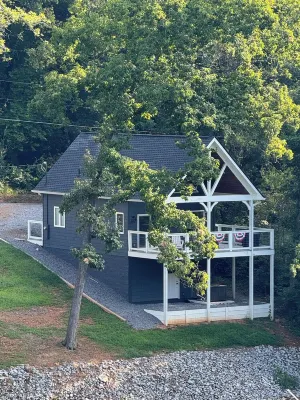 *Lakefront* Tennessee Mare (Adjacent TN Stud) Hotels near First Apostolic Church