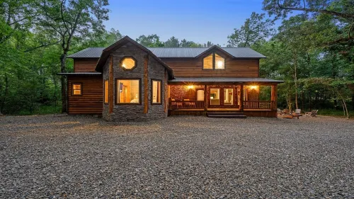 Blue Pine Divine - 1+ Bedrooms, 2 Baths, Sleeps 6, pet friendly, Hot Tub Hotel a McCurtain County