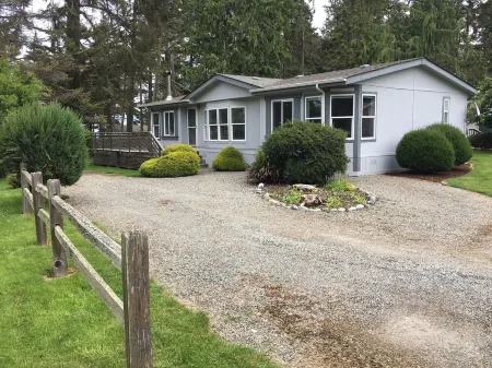 Water View Home, and private beach access, Quiet with Nature trails Отели рядом с достопримечательностью «Нью Дангенесс Лайтхаус»