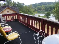 Large remolded hunting lodge with beautiful views of the Spring River Falls
