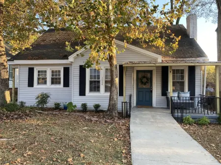 Cozy Elmwood bungalow in quiet neighborhood close to USC, hospitals & downtown Отели рядом с достопримечательностью «Ривербанкс Зу энд Гарден»