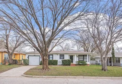 3 BR Walking Distance to ATT, Globe Life & Entertainment District Hotel in zona University of Texas at Arlington