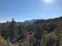 Luxe Serenity - Remodeled home walking distance from Chapel of the Holy Cross.