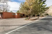 Cozy & Clean 3 BD/2BA In The Heart of The Red Rocks - 2-Star