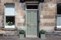 Superior ground floor pied à terre with short walk to golf courses Hotels in 