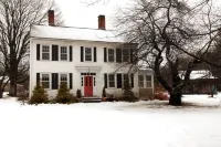 Old World Charm, Modern Conveniences - 3 Br Private Home in Quiet Setting