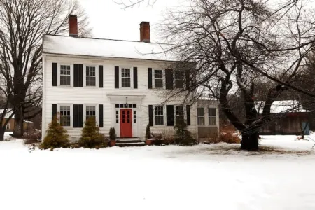 Old World Charm, Modern Conveniences - 3 Br Private Home in Quiet Setting