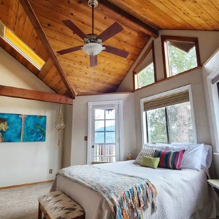 Cozy & Quiet 2 bdrm private Treehouse getaway with Amazing Views minutes from UO