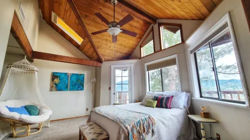 Cozy & Quiet 2 bdrm private Treehouse getaway with Amazing Views minutes from UO