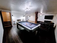 1 block from Main St & hot pools! POOL TABLE! Spacious 6 bedroom home