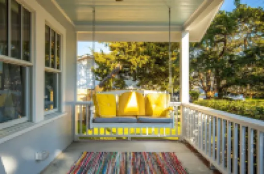 Calm Tide on Ann Street, Mid Century Modern.  Walk to Downtown.   No Pets. Hotels in Beaufort