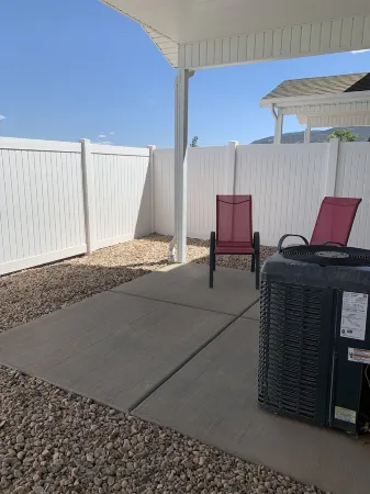 Entire family friendly townhome 4 miles from downtown Cedar City. Close to I-15.