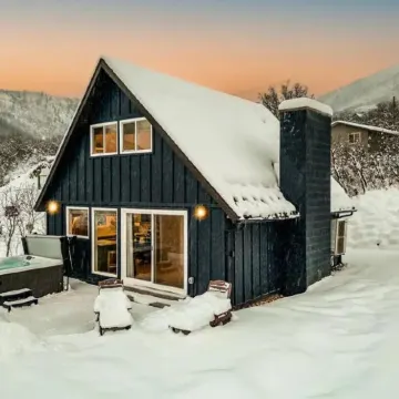 Cozy Little Cabin w/Hot Tub