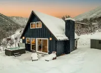 Cozy Little Cabin w/Hot Tub
