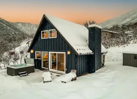 Cozy Little Cabin w/Hot Tub