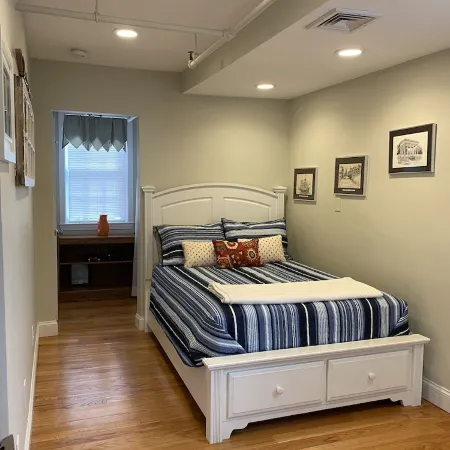 Beautifully Renovated Downtown Luxury Condo, a block from the rock! Отели в г. Плимут
