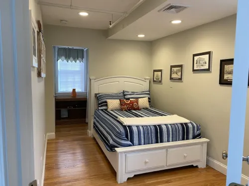 Beautifully Renovated Downtown Luxury Condo, a block from the rock!