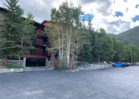 Amazing Views, hot tubs, pool, sauna and plenty of parking at cozy Frisco condo