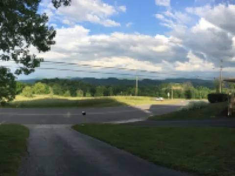 Newly renovated home! One block from Back of the Dragon-Close to downtown Marion Hotels in Smyth County