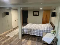 Conneaut Creek Cottage Conneaut Wildlife Area附近的飯店