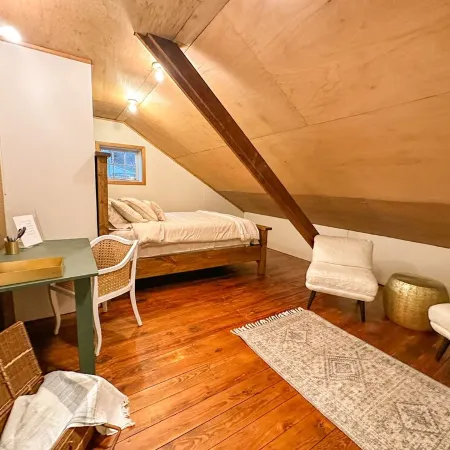 Winery & Vineyard Loft with 1000+ acres of hiking. Farm with Goats & Horses