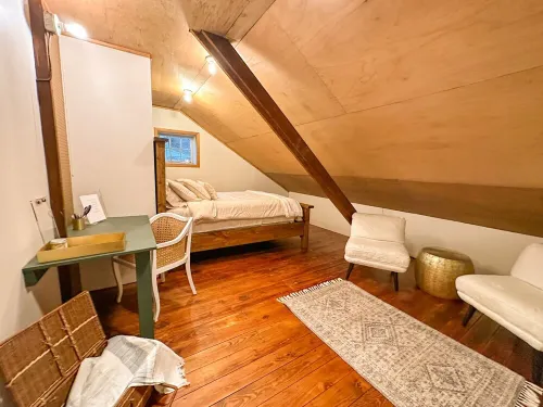 Winery & Vineyard Loft with 1000+ acres of hiking. Farm with Goats & Horses