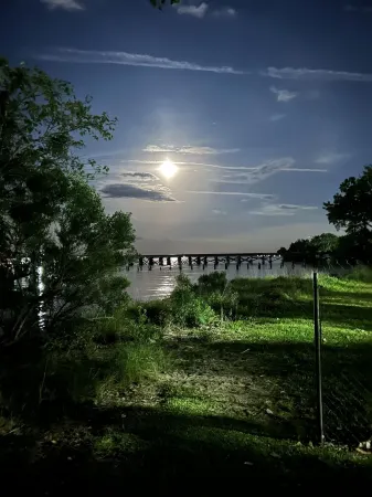 Hip Newly Renovated Historic Riverside Home in New Bern, NC Отели в г. Нью-Берн