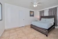 This luxurious 3 bedrooms 2 bathrooms, Jacuzzi pool Publix Super Market at River Run Shopping Center附近的飯店