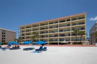 Fantastic Beachfront Condo, Perfect Location, Large 3 Bedroom, 2 Bath Sleeps 8