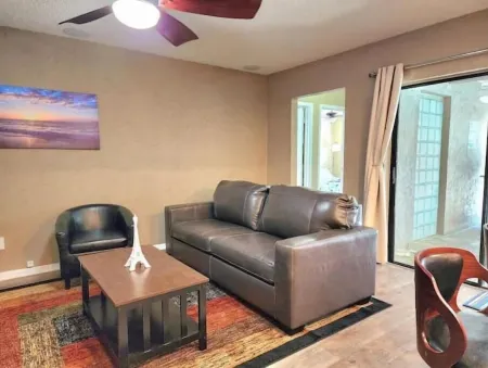 Tampa Vacation Home - 3BR 10 PPL - Pool