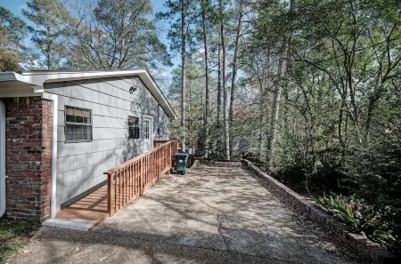 Hickory Suite: Luxury Studio in Safe/Central Location by WholeFoods & Hospitals