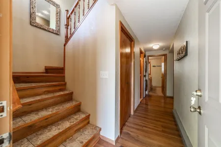 10 mins to whitefish mountain and 5 mins to city beach. Family  cabin Отели в г. Уайтфиш