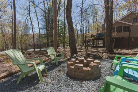 Masthope Mountain Hideaway Walking Distance to the Lake and 8 Min to Ski Lodge