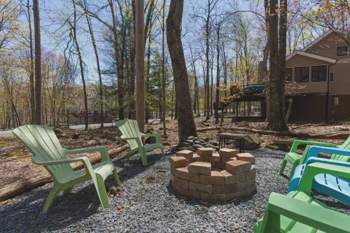 Masthope Mountain Hideaway Walking Distance to the Lake and 8 Min to Ski Lodge