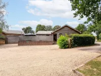 Hillside Lodge - sleeps 4/10 with wood burner and private hot tub Hotels in Cheddar