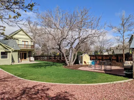 Large, 2-story Victorian home, w/ huge backyard & Flatiron views! Ideal location