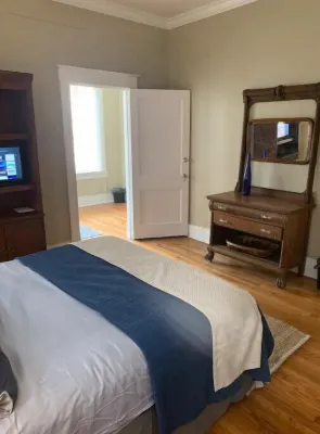 Charming 2 bed-room apartment in heart of town