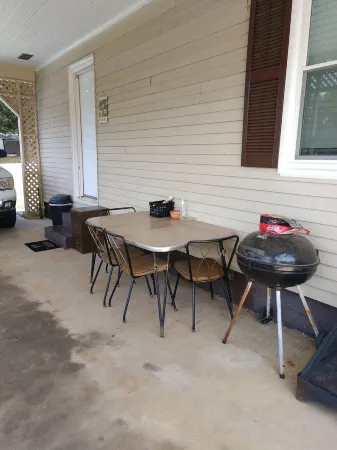 Nice retreat, in a quiet neighborhood in the Brushy Mountains!