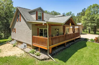 Pet-Friendly 5BR 3.5BA Cabin on 6-acres Sleeps 15, Game Room, Deck, Dells 10min