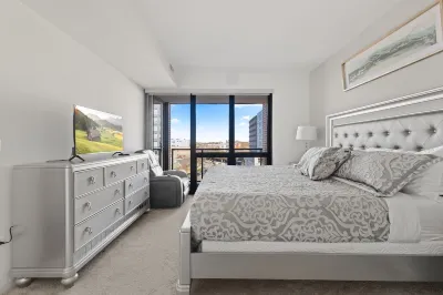 "Faith of Evanston" 180°view, 2BDR +2Bath Urban luxury