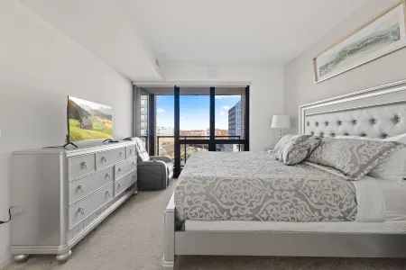 "Faith of Evanston" 180°view, 2BDR +2Bath Urban luxury Отели в г. Эванстон