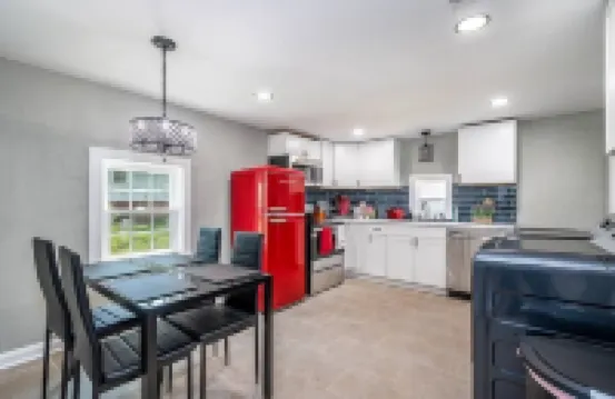 Tiny House w/ 1st Class Amenities- 12 Min to CLT