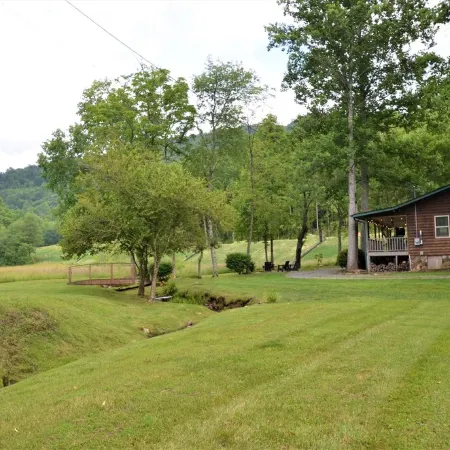 Secluded Creekfront Cabin Mountain Views.• Easy Access for Cars/Cycles•Near TOTD