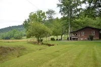 Secluded Creekfront Cabin Mountain Views.• Easy Access for Cars/Cycles•Near TOTD